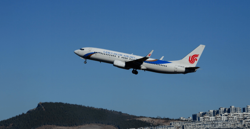 大连-北京大兴往返航线,航班号为ca8909/10,由波音737—800型飞机执飞