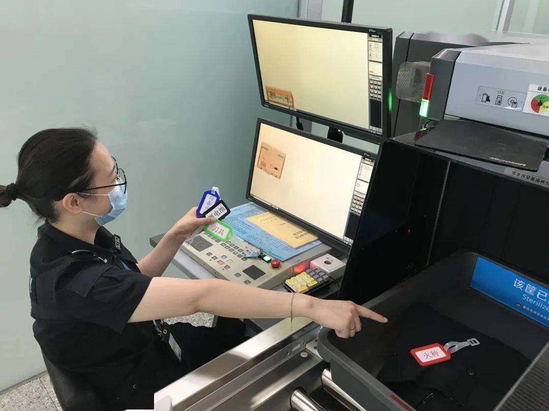 安检微镜头重庆机场安检班组交流有成效
