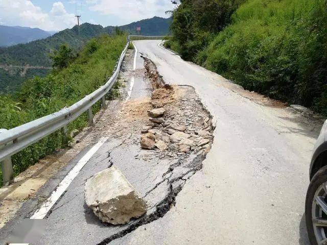 车子行驶在山间沿河路段,经过一座桥以后就到了后所乡的地界,首先映入