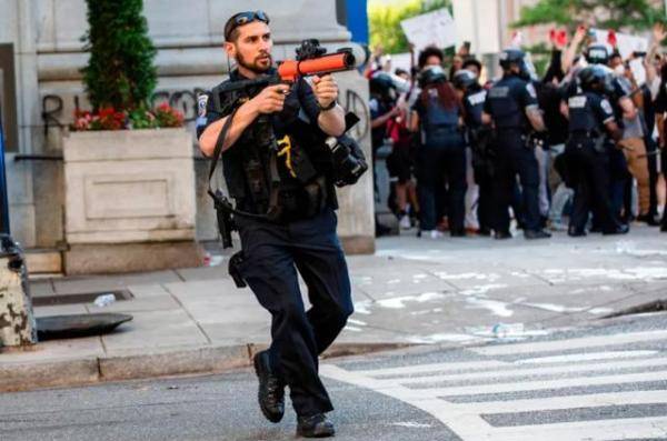 理由|美国警方已经逮捕一万多名抗议者，部分理由莫名其妙