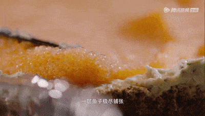 黑面包打碎,蛋黄酱,胡椒,莳萝碎和欧芹混合做成基底,谷物和植物香气