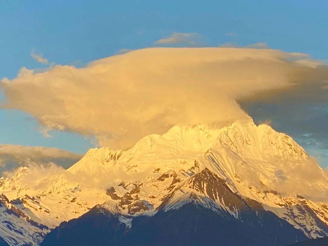 梅里雪山再现"日照金山""日月同辉"景象!