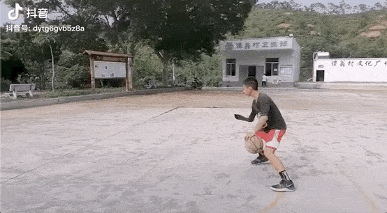 2年时间 他打坏了至少3个篮球 穿破了7双球鞋