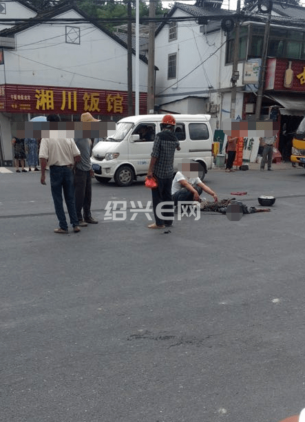 60多岁男性电瓶车主被工程车撞倒