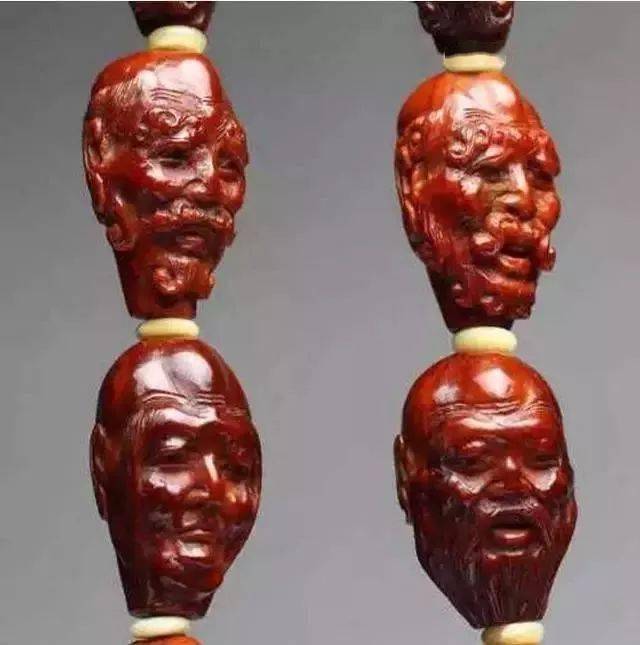 利用不同干湿度环境进行核雕作品的盘玩,还能带来不同韵味的光泽效果