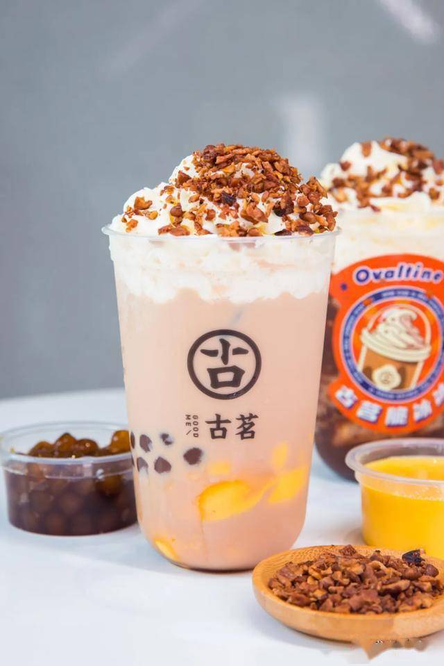 鸡蛋味布蕾和珍珠做底,再冲入醇厚的奶茶,奶芙一铺,碧根果碎一撒,这杯