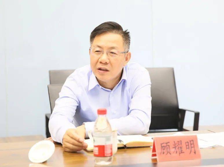 区委常委副区长顾耀明一行赴柘林镇调研