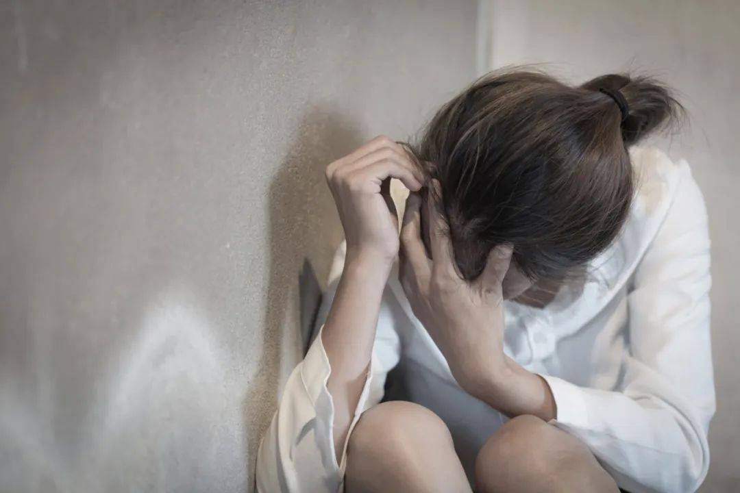 妈妈|我的孩子走了”：孩子坠床，千万不要马上抱起！“一次坠床