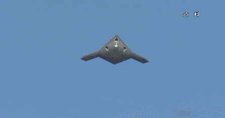 2013年它从航空母舰上起飞,触舰复飞然后降落.