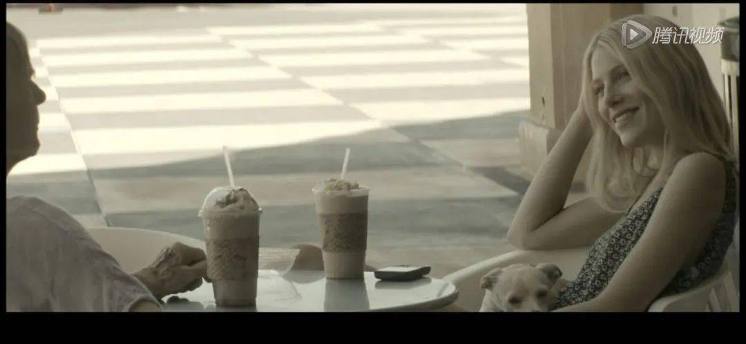 在小电影拍摄现场,她有一段十分大尺度的戏,全裸上阵,真枪实弹.