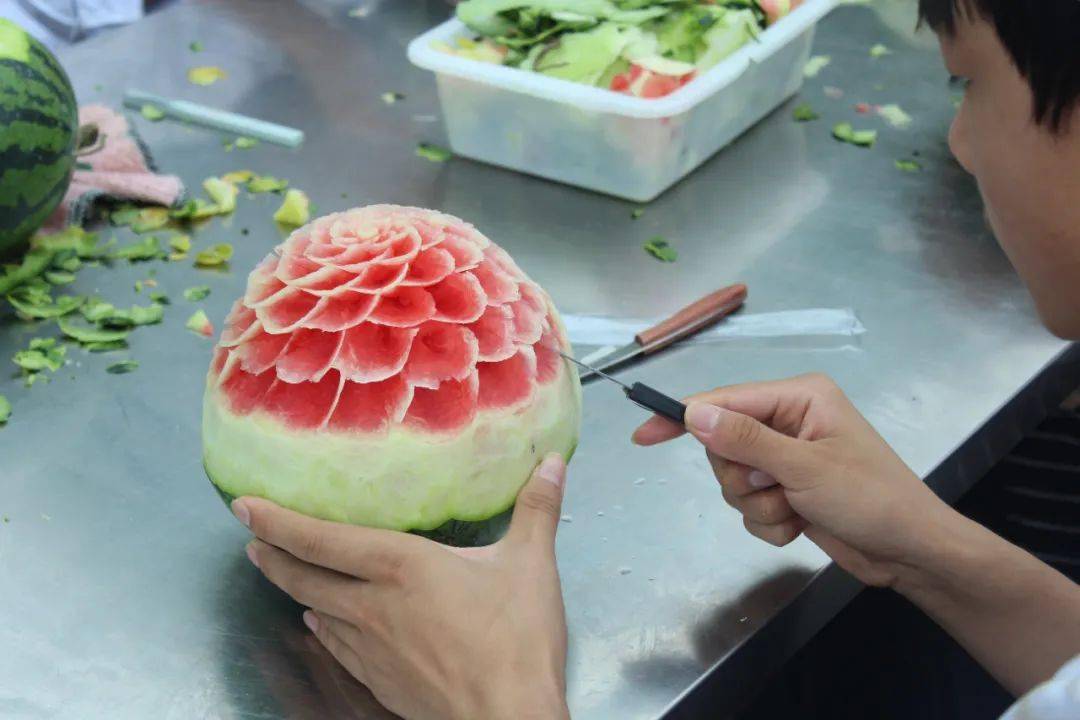 喊你吃"瓜"——烹饪与营养专业举行西瓜雕刻技能展示比赛