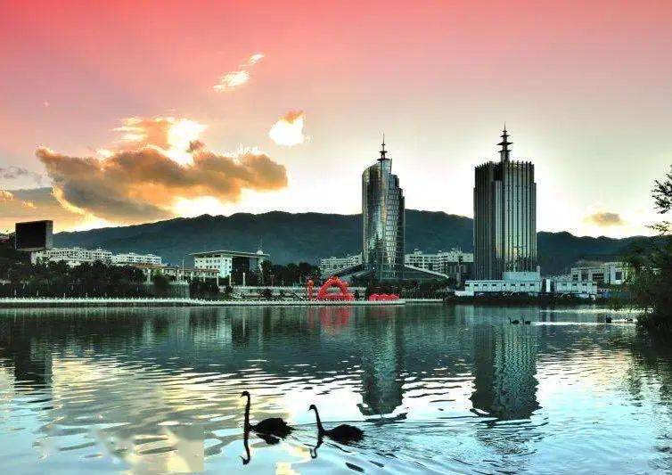 玉龙湖公园属国家3a级旅游景区,位于临翔区汀旗路,是整个临沧城