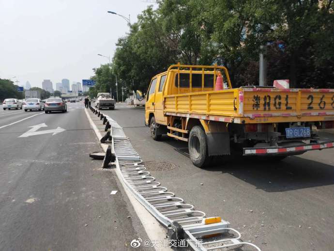 卡车|天津河东区一轻型卡车撞翻护栏砸到骑电动车行人