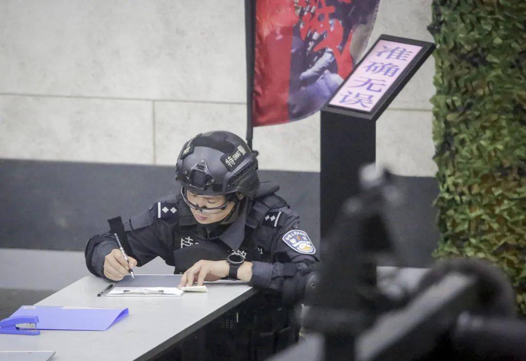 近期,上海市公安局特警总队组织开展了特警条线"实战大练兵"比武竞赛
