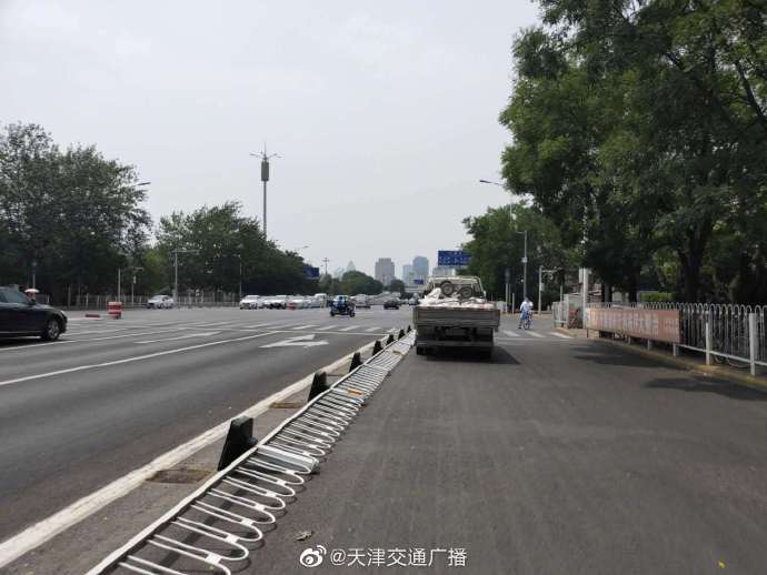 卡车|天津河东区一轻型卡车撞翻护栏砸到骑电动车行人