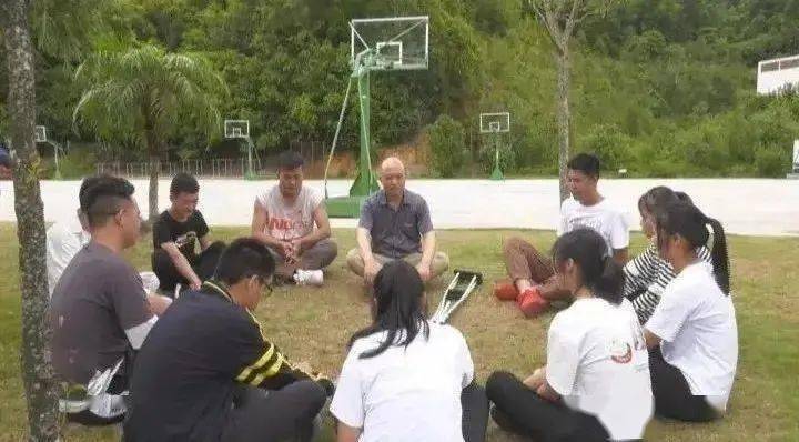 拐杖|为了学生，每天拄着拐杖上课！云南：感动！这个老师脚摔伤了