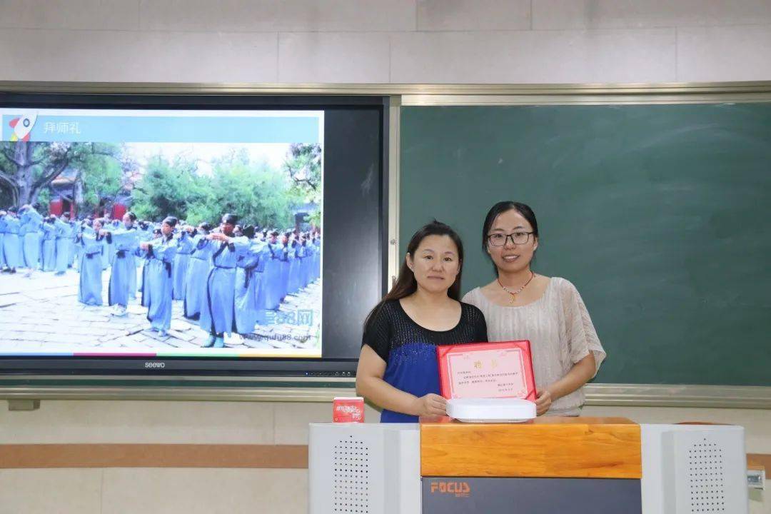 大会对2019-2020学年第二学期的初四优秀学生进行了表彰,优秀生代表邹