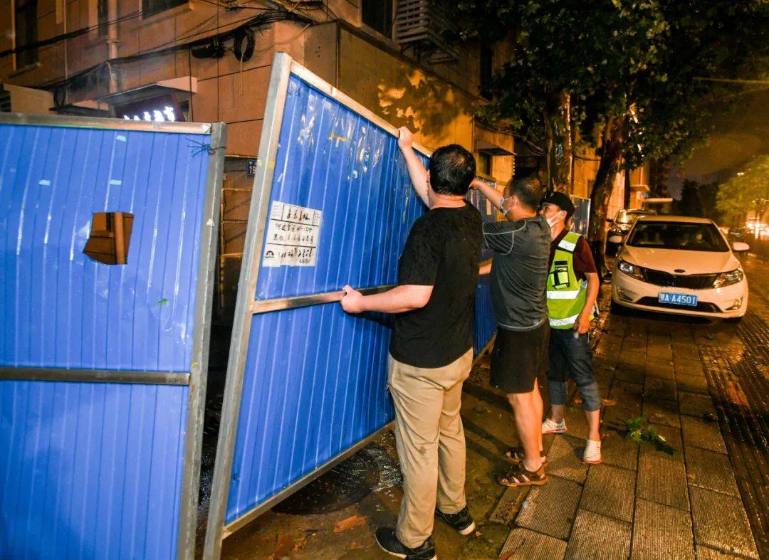 小区|今天凌晨，武汉这些社区掐点拆除隔档围栏！居民出入不再扫码