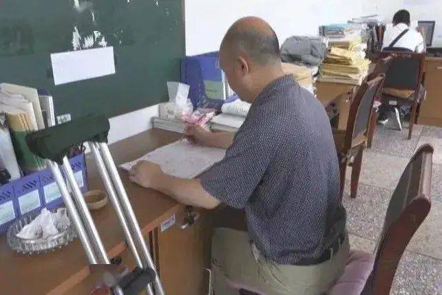 拐杖|为了学生，每天拄着拐杖上课！云南：感动！这个老师脚摔伤了