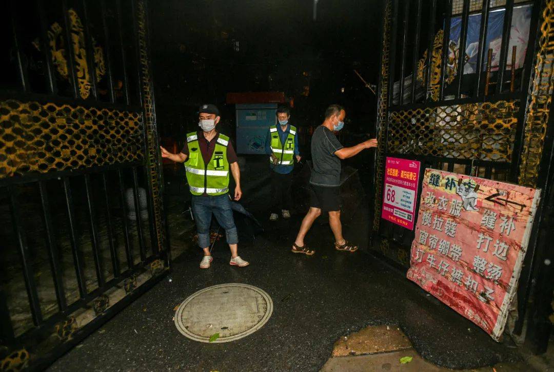 小区|今天凌晨，武汉这些社区掐点拆除隔档围栏！居民出入不再扫码