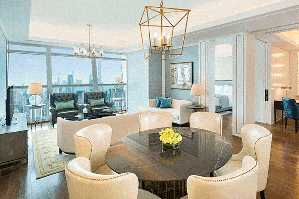 是位于上海静安瑞吉酒店顶层68楼的奢华三卧套房,224平方米,带有客厅