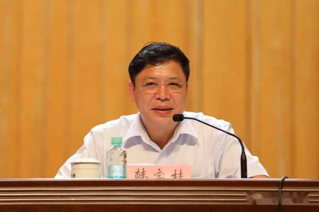 会上,潘世庆,甘贵平等与会的集团领导分别为获奖的先进单位,集体以及