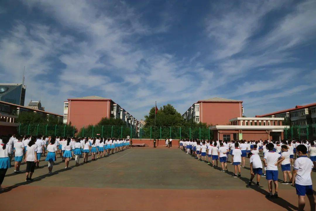 6月15日上午,管道局中学第三附属小学在地上操场举行了升旗仪式.