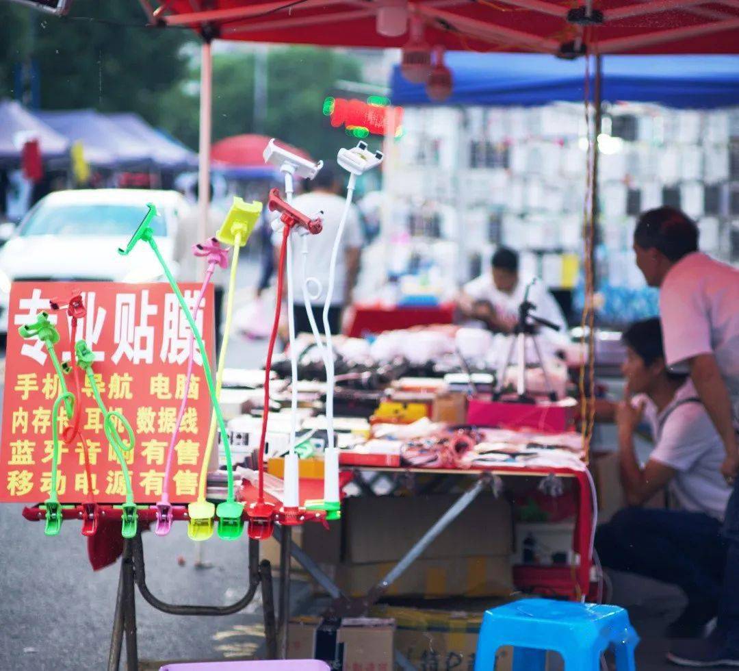 过去取缔摆摊,就是因为流动摊贩的纪律性和卫生意识不强,对市容和交通