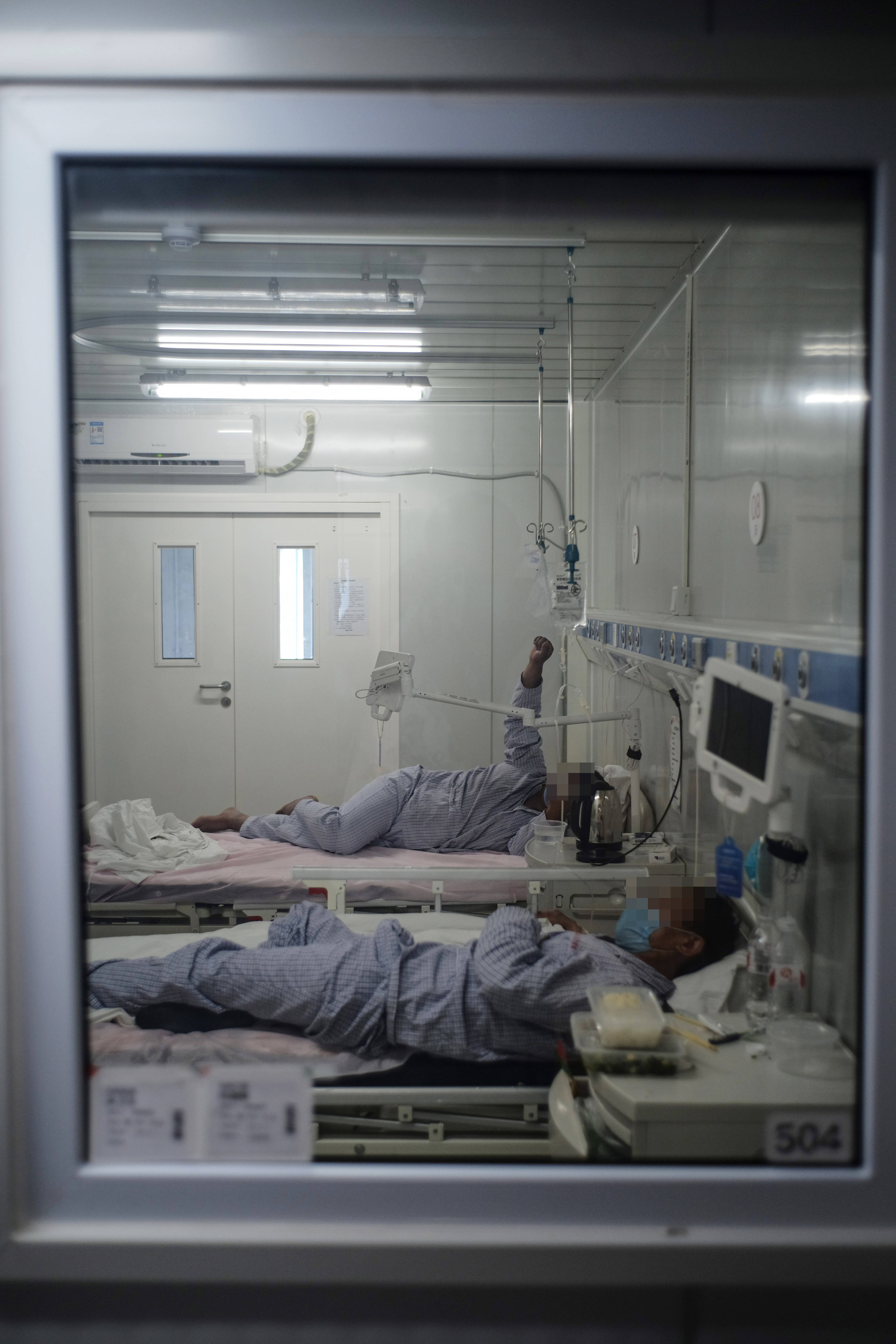 6月16日,在北京地坛医院隔离病房内,患者躺在床上休息.