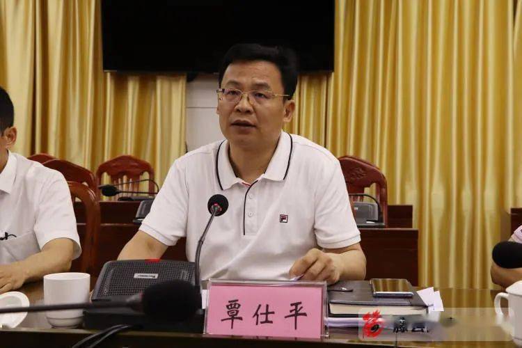 覃仕平强调,县扶贫办要加大统筹协调力度,充分发挥参谋助手作用,加强