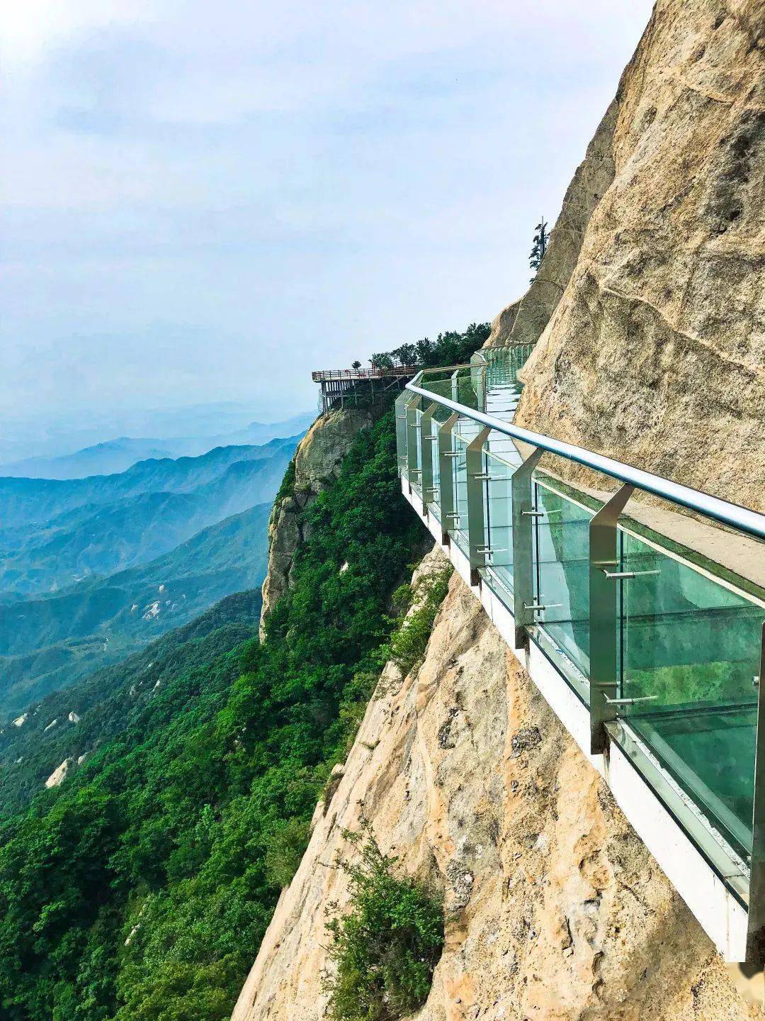 环山式玻璃栈道