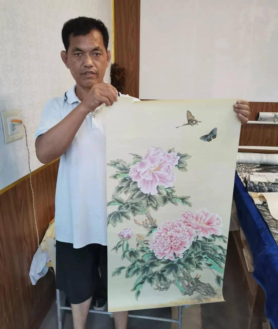 故城有一位聋哑画家其作品8000元平方尺