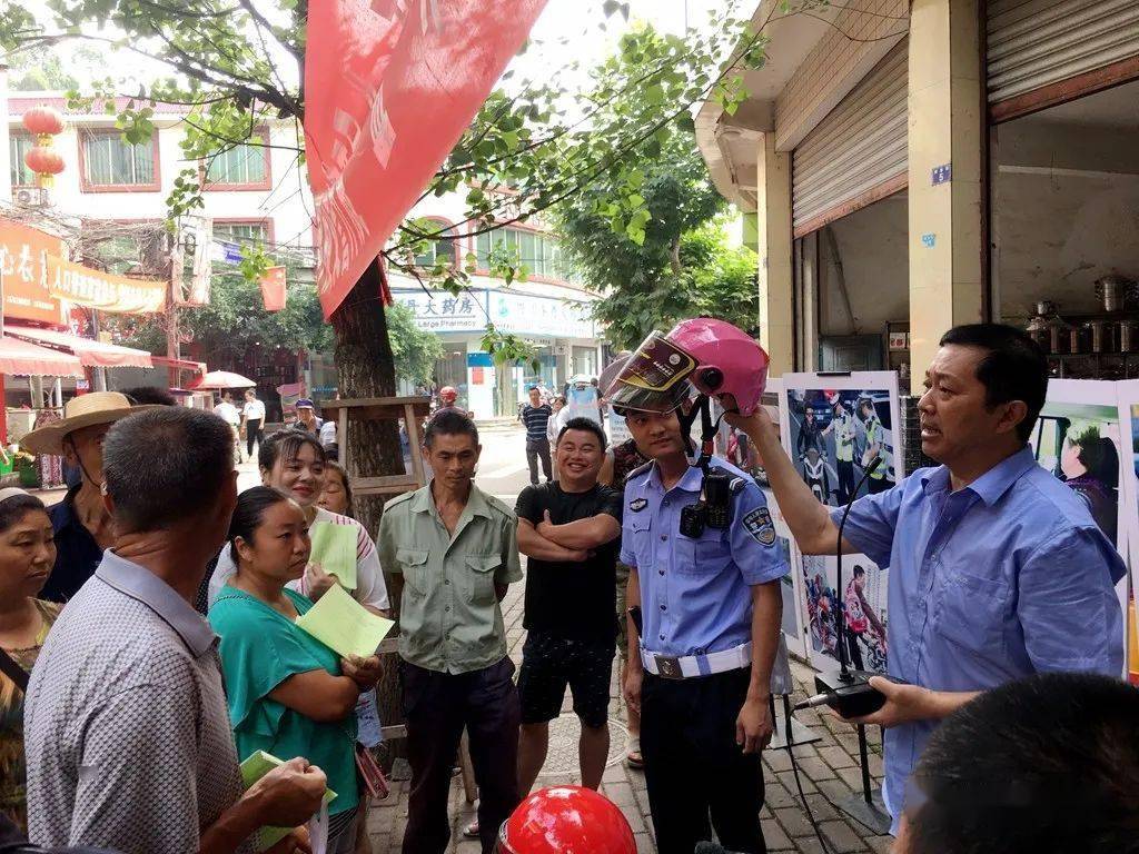 昨天,丹棱好多交警都跑杨场去了,他们.