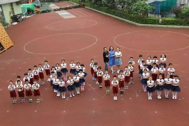 小朋友完胜大学生,幼儿园毕业照创意摆拍,解锁集体照正确姿势