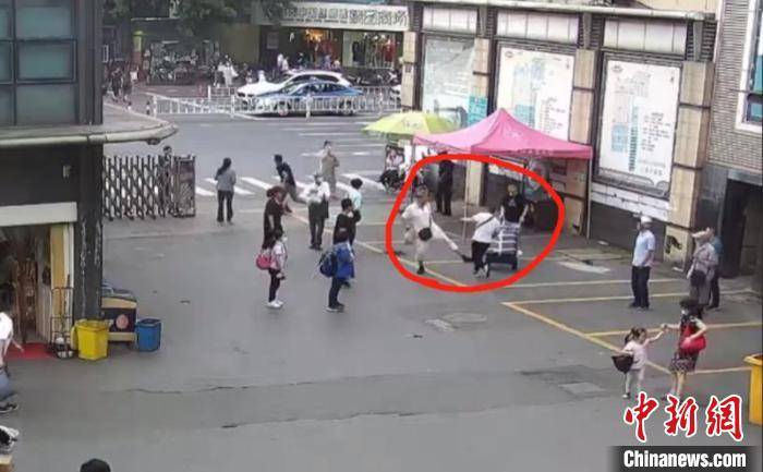 嫌疑人|广西大叔“扫堂腿”助杭州警方抓捕嫌疑人 获见义勇为表彰