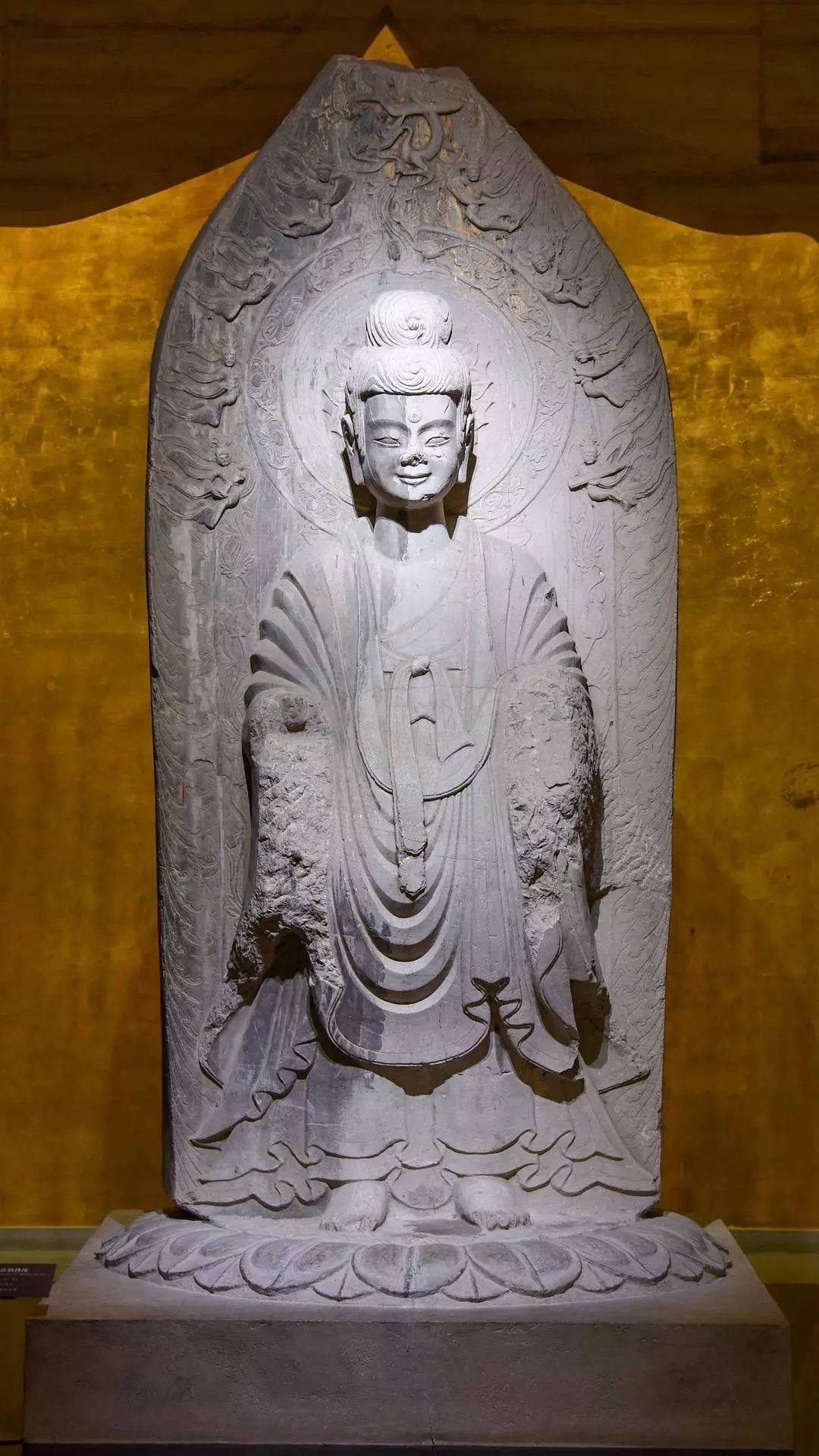 变为额方颐圆,呈现出新特点;李清泉以为佛像上衣的厚重两面坡形衣褶