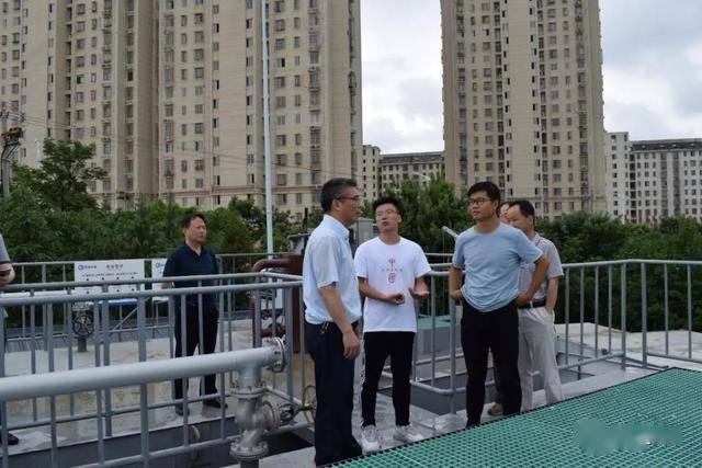 在派河闸上锚地,督导组组长储昭海沿岸查看河道环境,河道水质情况;在