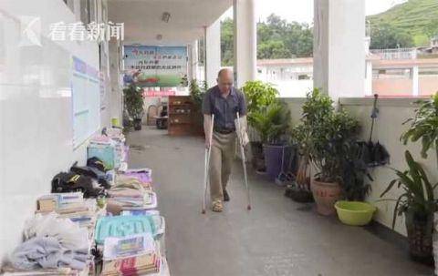麻栗坡|高三教师坚持拄拐上课:为了孩子 一切都是值得的