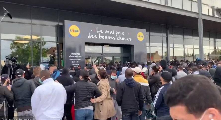 法国超市开业PS4只卖757元遭哄抢，警察用催泪瓦