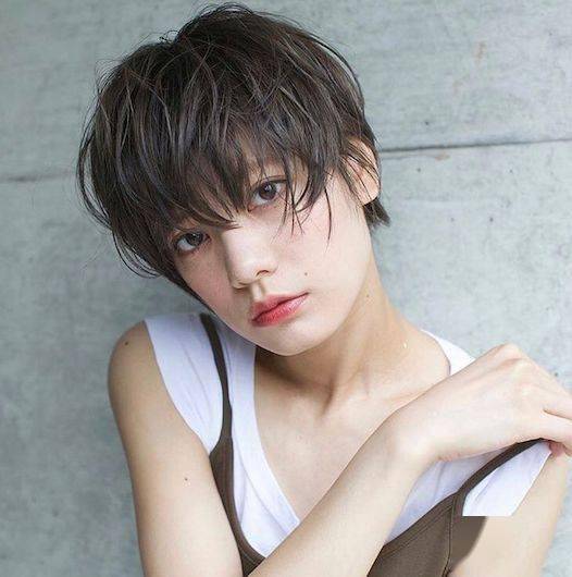 bf短发,配精致的妆容,一秒钟从小姐姐变老公,非常适合帅气的女孩子.
