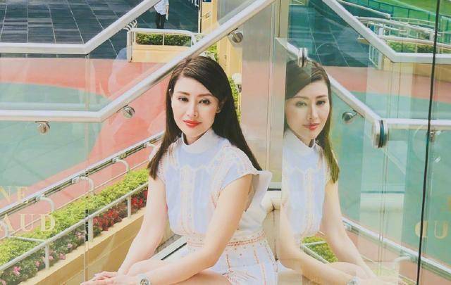 李嘉欣近照曝光，嫁入豪门的亲姐久违露面，两