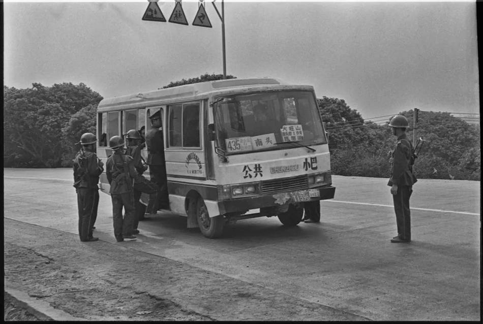 1993年深圳,在边防公路上检查过往人员身份的武警边防部队的官兵们.