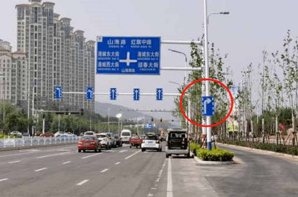 在进入右转专用道要提前注意观察道路指示标志,在右转车道入口的左侧