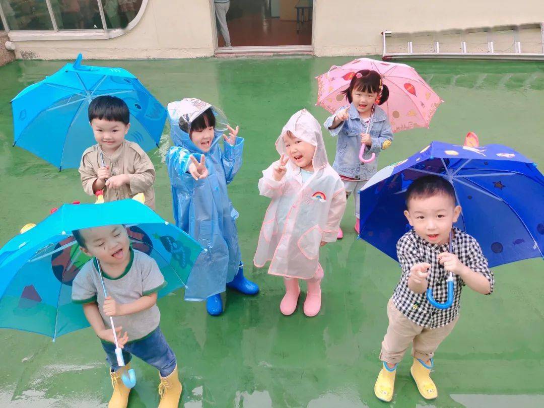 滨河双语幼儿园:下雨天,我们可以这样"玩"