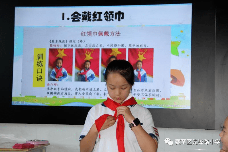 细致耐心,将队前教育"六知六会一做",队名,队旗,红领巾的意义讲解给小