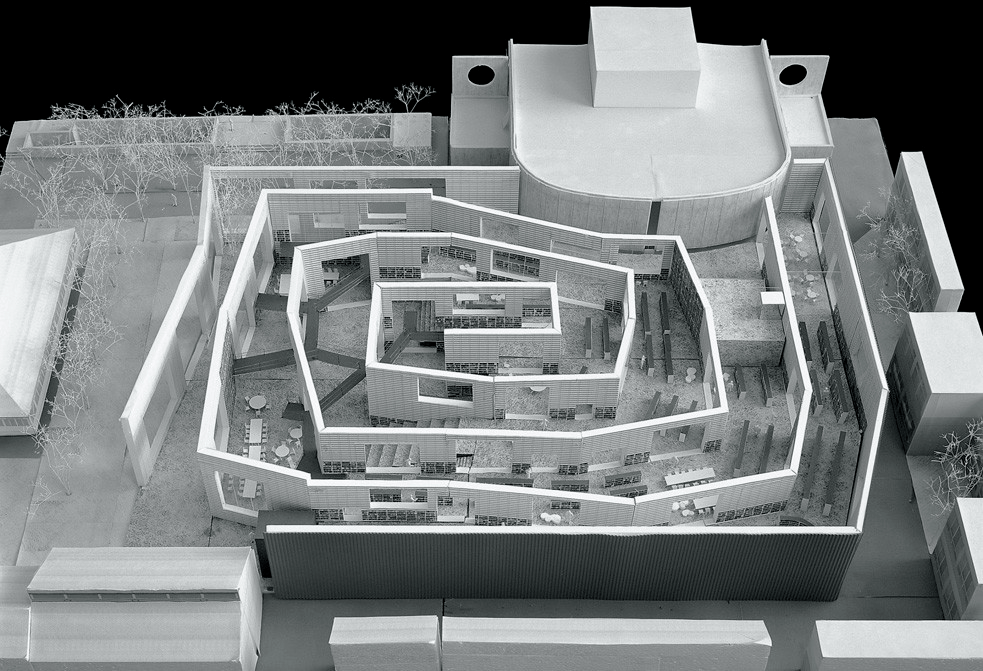 在武藏野美术大学图书馆扩建项目中,藤本壮介将无目的的漫游看作是