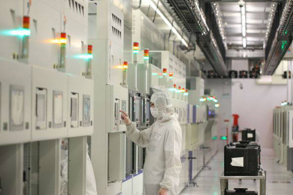 2020年2月18日,在北京经济技术开发区,中芯国际生产厂的工作人员在