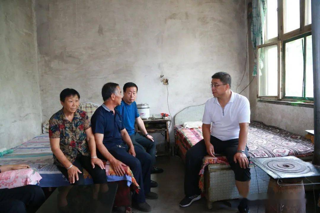 阳泉市公路分局局长闫献忠陪同市政协副主席王良义同志 深入梁家寨乡