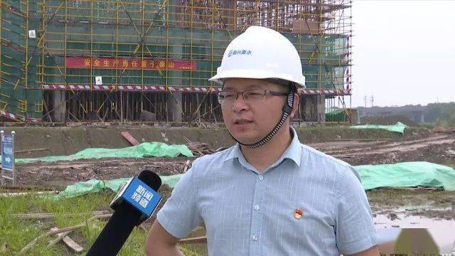 市域外配水工程管道3组组长钱建伟说:我们事先跟管材供应商进行沟通