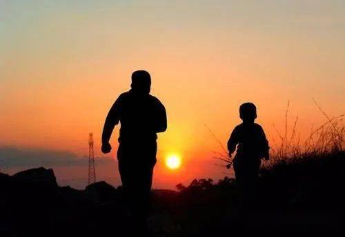 梦境中的孤独与亲情的牵绊，解析梦见爸爸一个人睡在房子外面